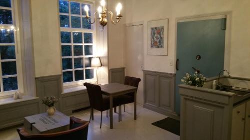 斯塔福伦De olde banck的客房设有桌椅和窗户。