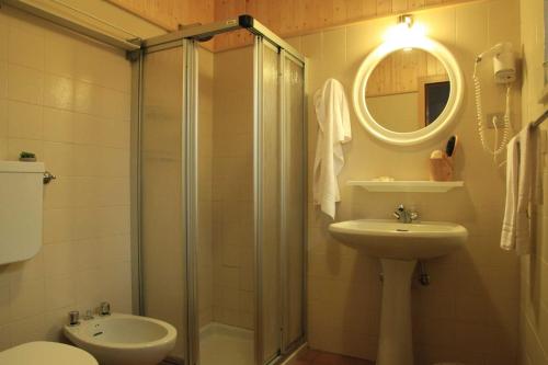 法申Residence Prada的带淋浴、盥洗盆和镜子的浴室