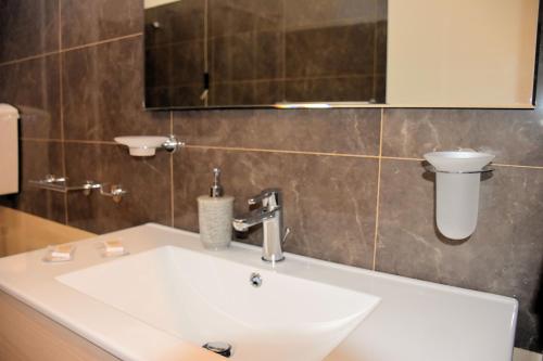 桑布卡迪西奇利亚B&B Il Saracen的浴室设有白色水槽和镜子