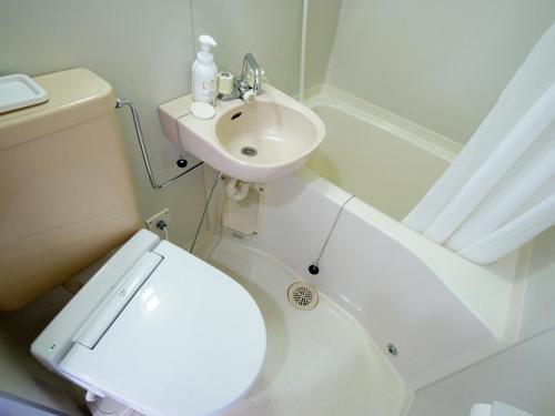 长野长野潮流酒店的白色的浴室设有卫生间和水槽。
