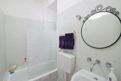 里斯本圣洛伦索公寓的浴室设有镜子、盥洗盆和卫生间