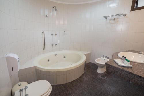 索罗卡巴卡登姆酒店的带浴缸、卫生间和盥洗盆的浴室