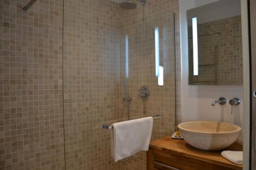 卡西斯南方别墅住宿加早餐旅馆的一间带水槽和玻璃淋浴的浴室