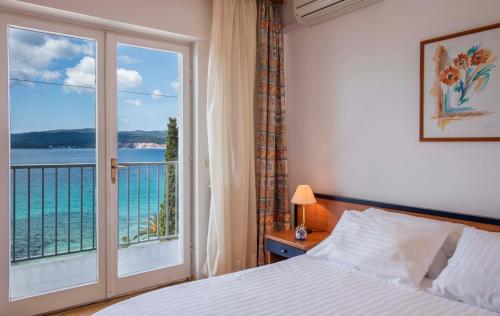 奥瑞比克Orsan Hotel by Aminess的一间卧室设有一张床和一个大窗户