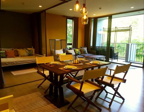 PhayayenThe Valley Escape สองห้องนอน สวย สงบ สบาย的客厅配有木桌和椅子