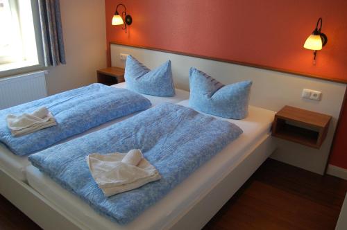 赛巴特班森Villa Paula的一间卧室配有两张带蓝色床单和枕头的床。
