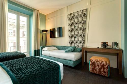 罗马Mascagni Luxury Rooms & Suites的酒店客房设有两张床和窗户。