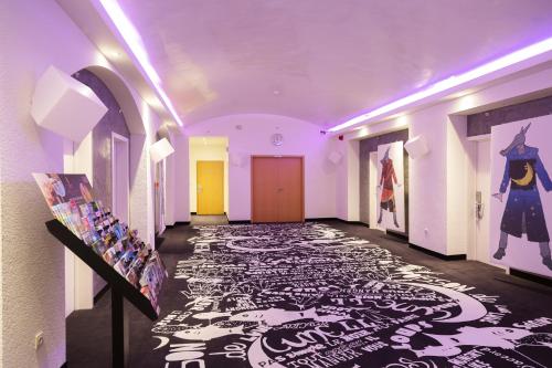 拉卢维耶尔三星酒店的大楼内有黑白地板的走廊