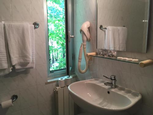 马萨阿农齐亚塔酒店的浴室配有盥洗盆、镜子和毛巾
