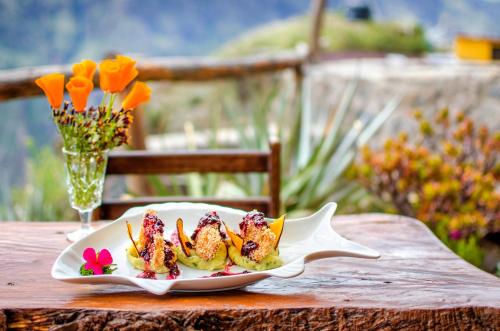 卡瓦纳科德La Granja del Colca的花木桌子上的一盘食物