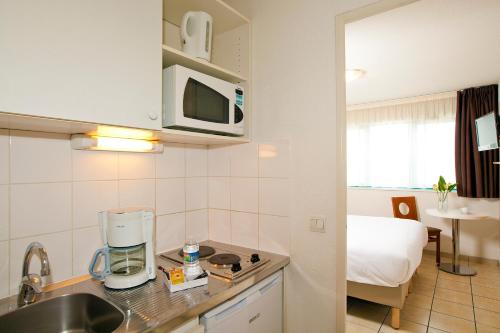 塞里斯塞祖尔阿菲尔塞利左岸酒店的带水槽的厨房和1间带床的房间