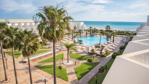 奇克拉纳－德拉弗龙特拉伊波罗之星安达卢斯皇家酒店的享有度假胜地的空中景致,设有游泳池和海洋