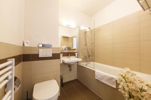 迪马诺卡多林纳FIS亚斯纳酒店的浴室配有卫生间、盥洗盆和浴缸。