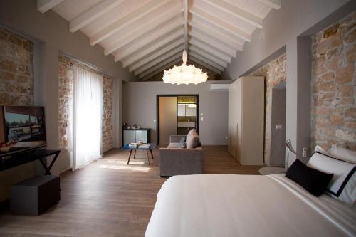苏佩塔尔欧萨姆酒店 - 仅限成年人的一间卧室设有一张床和一间客厅。
