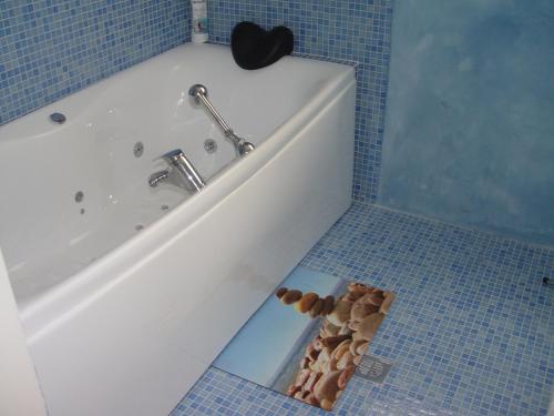 锡蒂亚伊塔诺斯酒店的一间带浴缸及蘑菇的浴室