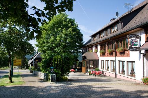 施卢赫湖Höhengasthof Rössle的城镇中一条有建筑的街道