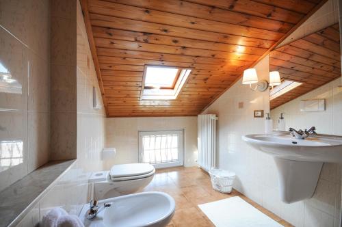 圣费德勒·因特尔维Cà Lisa的浴室配有白色卫生间和盥洗盆。