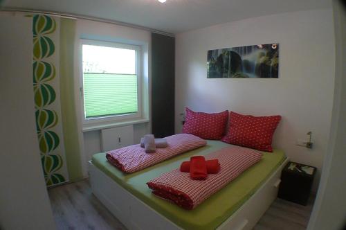 萨尔巴赫Apartment Edith Top 1的小卧室配有红色枕头的床