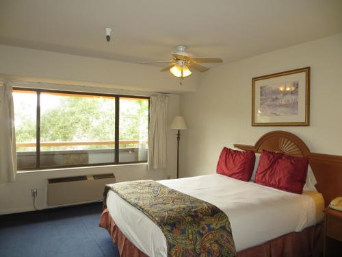 莫纳科度假酒店客房内的一张或多张床位