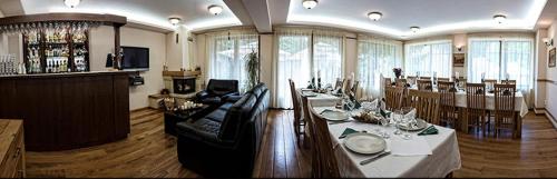 圣格奥尔基Pensiunea Görgő Panzió的客厅配有沙发和桌子