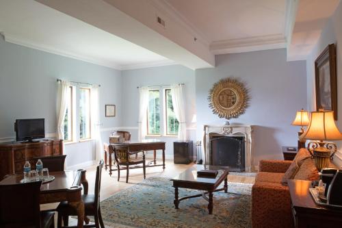 威廉斯堡威德摩尔广场酒店的带沙发和壁炉的客厅