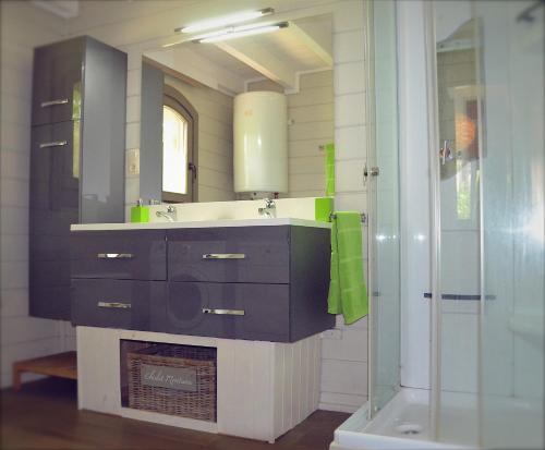 杜柏Chalet Montana - hot tub, sauna, playstation的一间带水槽和镜子的浴室