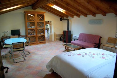 托斯科拉诺-马德尔诺科瓦诺农家乐的卧室配有一张床和一张桌子及椅子