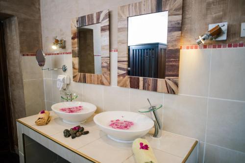 塔那那利佛鲁法素阿梅深公寓的浴室的柜台上设有两个白色碗