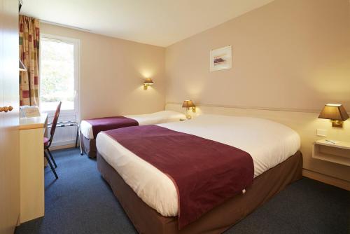 圣马塞尔维农/圣马塞尔基里亚德酒店的酒店客房设有两张床和窗户。