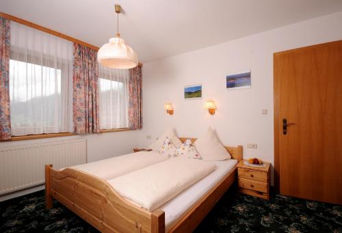 图克斯Haus Leonhard的一间卧室设有一张大床和一个窗户。