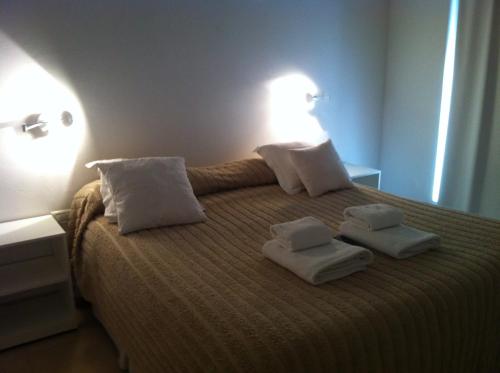 本塔纳山村Altos de Ventana的一间卧室配有带毛巾的床