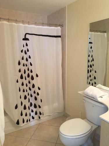 迈阿密迈阿密科勒尔盖布尔斯公寓的一间带卫生间和淋浴帘的浴室