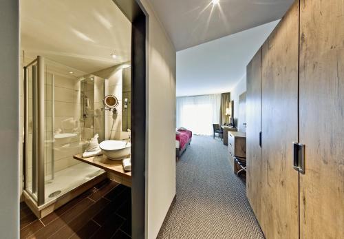 桑特皇家酒店 - 格桑恩斯里特瓦姆巴德施泰因的一间浴室