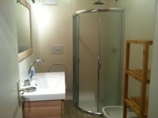 博尔扎诺博尔扎诺中心劳林公寓的一间带玻璃淋浴和水槽的浴室
