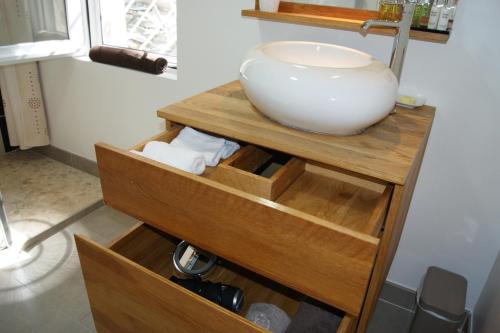 卡斯泰尔诺勒莱卡斯泰尔诺莱别墅一室公寓的木架上带碗水槽的浴室