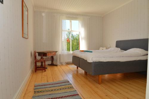 HjältaB&B Bjärtrå的一间卧室设有一张床和一个窗口