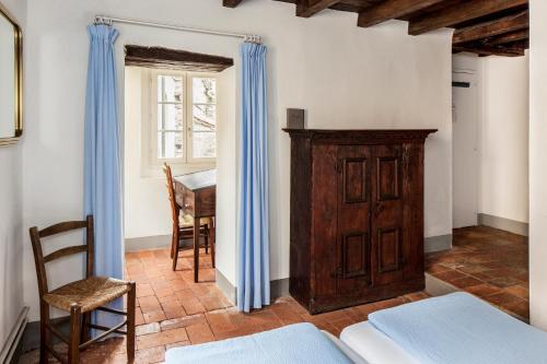 Miglieglia圣斯特法诺酒店的一间卧室配有一张床、一张桌子和一个窗户。
