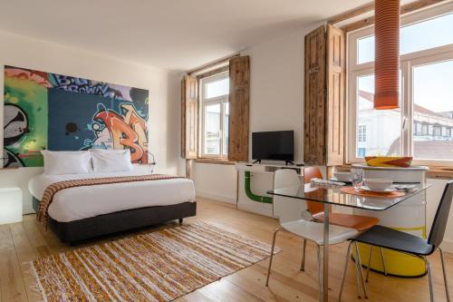 里斯本希亚多阿尔提公寓的一间卧室配有一张床、一张桌子和一张桌子