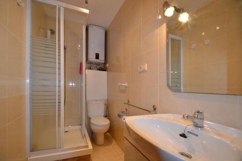萨洛Apartamento en Salou的一间带水槽、卫生间和淋浴的浴室