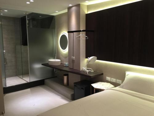 垦丁大街垦丁9号旅舍的一间卧室配有一张床,浴室设有淋浴。