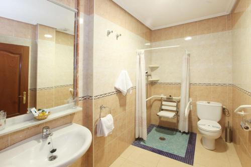 科尔多瓦锡斯内威尔蒂酒店的带淋浴、卫生间和盥洗盆的浴室