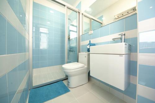 罗东镇宜蘭羅東迷彩民宿-大吉迷彩的浴室配有卫生间、盥洗盆和淋浴。