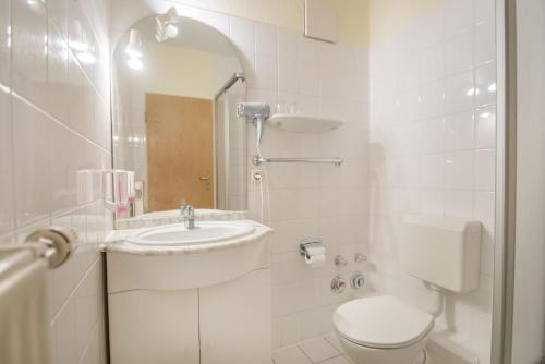 瓦伦Stadt Aparthaus的白色的浴室设有水槽和卫生间。