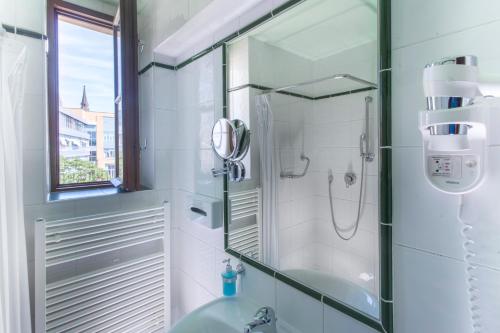 布拉格鲁尼克酒店的带淋浴和盥洗盆的浴室