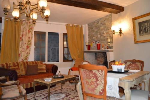 勒布朗Haut du Blanc的客厅配有沙发和桌子