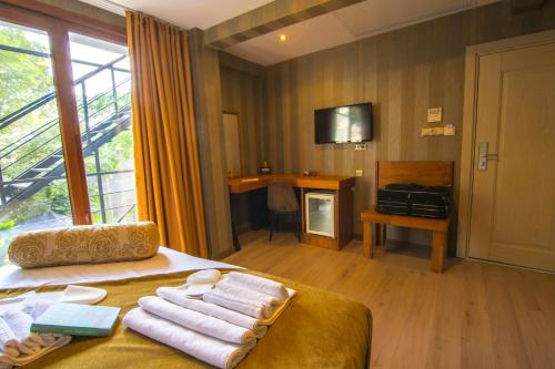 伊斯坦布尔库曾酒店的酒店客房,配有带毛巾的床