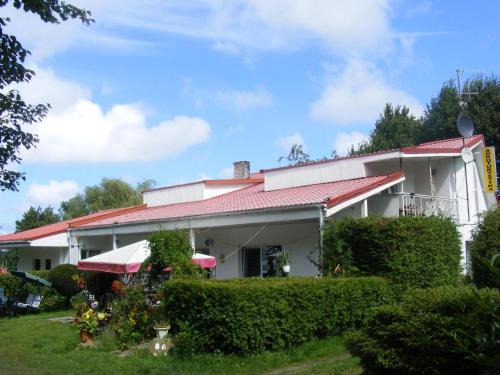 萨比诺瓦Agroturystyka Chłopy的白色房子,有红色屋顶