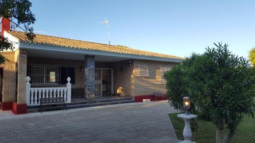 奇克拉纳－德拉弗龙特拉El Cortijo的前面有长凳的砖砌建筑