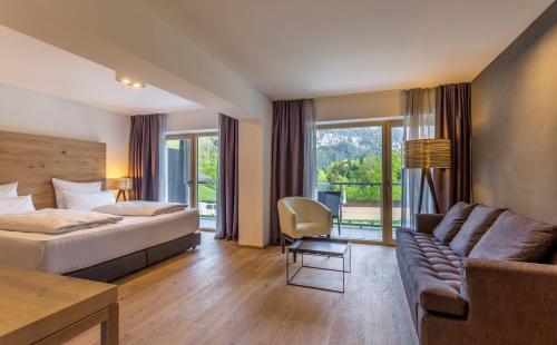 加尔米施-帕滕基兴Das Graseck - mountain hideaway & health care的酒店客房,配有床和沙发