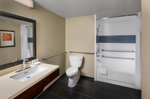 亚特兰大亚特兰大中城驻桥套房假日酒店的浴室配有卫生间、盥洗盆和淋浴。